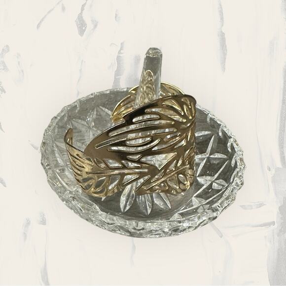Gold Leaf Filigree Cuff Bracelet Women's Wide Metal Cutout Pattern‎ Bangle - Picture 1 of 4